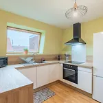 2 Bedroom Near Metro & Shops *