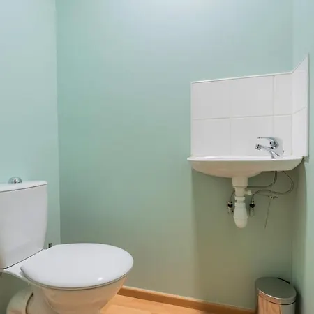 2 Bedroom Near Metro & Shops Roubaix