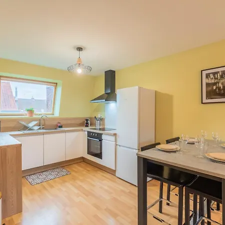 2 Bedroom Near Metro & Shops Lägenhet