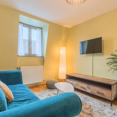 2 Bedroom Near Metro & Shops Lägenhet