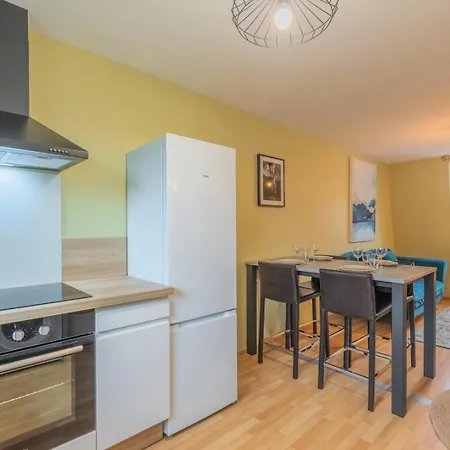 Lägenhet 2 Bedroom Near Metro & Shops *