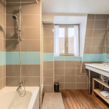 Lägenhet 2 Bedroom Near Metro & Shops *