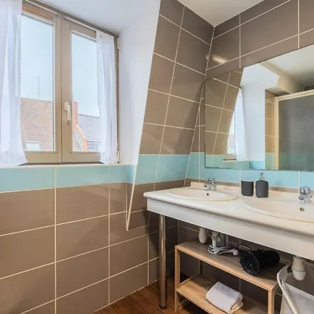 2 Bedroom Near Metro & Shops Lägenhet