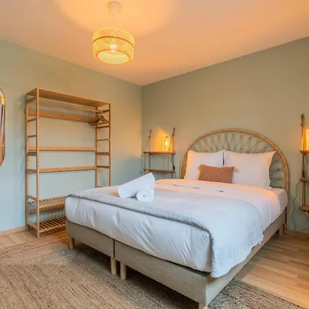 2 Bedroom Near Metro & Shops