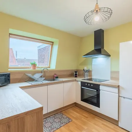 2 Bedroom Near Metro & Shops *