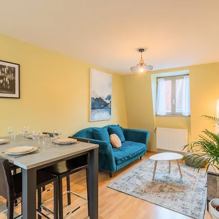 2 Bedroom Near Metro & Shops Lägenhet *