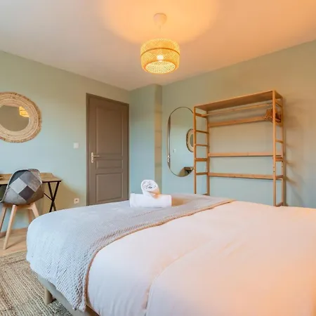 2 Bedroom Near Metro & Shops