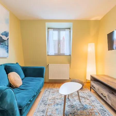 Lägenhet 2 Bedroom Near Metro & Shops