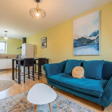 2 Bedroom Near Metro & Shops Lägenhet *