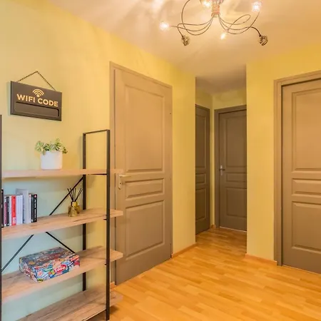 2 Bedroom Near Metro & Shops