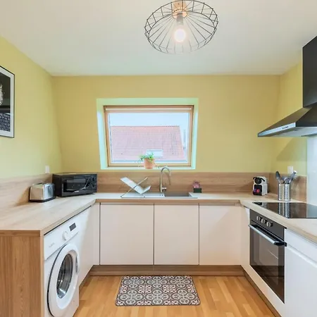 Lägenhet 2 Bedroom Near Metro & Shops *