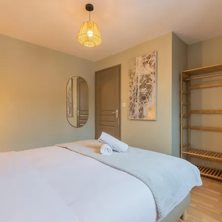 2 Bedroom Near Metro & Shops Roubaix